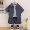 Conjunto de verão para meninos 2026 novo estilo camisa de verão infantil manga curta conjunto de três peças roupas casuais de bebê moda infantil tendência