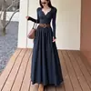 Nuevo estilo de temperamento vestido azul marino plisado con botones y cuello en V de manga larga para mujer, ropa de otoño, falda tipo paraguas, vestido largo
