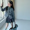 Conjunto de Tres Piezas Otoño Nuevo Estilo Universitario para Niñas: Corbata, Camisa a Rayas, Chaleco de Cuero, Falda Plisada, Falda Corta
