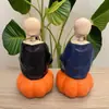 Nuevos adornos creativos de Halloween transfronterizos de calavera con resorte y calabaza sentada, manualidades de resina, adornos de decoración para el hogar para el Festival de los Fantasmas