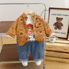 Nuevo Conjunto de Tres Piezas para Niños: Chaqueta de Solapa con Estampado Completo de Oso, Camisa Inferior Floral, Pantalones Largos Casuales - Venta al por Mayor desde el Fabricante