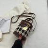 Bolsa de Mão Versátil Estilosa Estilo Retrô Transfronteiriça, Bolsa Saco para Mulheres, Novo Modelo 2025, Bolsa de Ombro de Luxo Leve de Nicho de Alta Qualidade