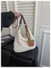 Nueva bolsa tejida de comercio exterior transfronteriza, bolso tote casual de un solo hombro, bolsa de paja de gran capacidad, bolso de playa de moda calado para mujer