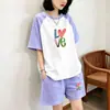Conjunto Multicolor de Seda de Leche con Múltiples Estampados y Bloques de Color, un Conjunto Completo de Ropa de Casa Casual Suelta de Moda, Conjunto Versátil de Dos Piezas con Pantalones Cortos de Manga Corta