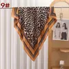 Bufanda Cuadrada Nueva para Mujer de 90CM Estampado de Leopardo Europeo y Americano Bufanda de Seda Chifón Satinado Fuente de Fábrica Mayorista