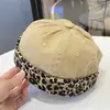 Gorro feminino com blocos de cores retrô e estampa de leopardo para primavera/verão, afina o rosto, estilo coreano de rua hip-hop, gorro docker masculino