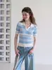 Camiseta cropped feminina de verão com gola polo listrada azul estilo francês, manga curta, malha fina, decote V, base 895