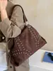 Bolso grande de mujer transfronterizo 2026 otoño e invierno nuevo bolso de hombro casual con tachuelas para viajes y desplazamientos bolso tote