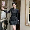 Nuevo Estilo Qipao de Primavera y Otoño con Diseño Calado de Mariposa Pintura a Tinta y Vestido Abotonado para Mujeres Menudas, Vestido Corto de Línea A con Cintura Plisada para Ceñir