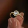 Anillo Romántico de Lujo Blanco con Cabujón de Calcedonia para Mujer, Anillo de Dedo Índice Tejido Hueco Dulce de Verano, Estilo de Moda de Lujo Ligero de Nicho