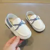 Sapatos infantis estilo britânico para primavera e outono, novos sapatos infantis de couro versão coreana, mocassins infantis sem cadarço, sapatos casuais infantis com sola macia, sapatos sociais infantis para meninas