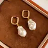 Brincos Irregulares de Pérola Barroca em Aço Titânio de Luxo Leve para Mulheres, Brincos Dourados Ovais em Forma de Gota, Estilo Designer de Alto Padrão