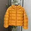 Chamarra corta de plumas con capucha para mujeres petite, moda invierno 2026, con logo en la manga, cálida y de corte holgado