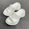 Chinelos de Solado Grosso para Mulheres, Adequados para Uso Externo, Nova Moda Tendência 2026 Chinelos de Verão com Aumento de Altura de 10 cm
