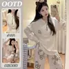 Nueva Colección Primavera y Otoño 2026: Conjunto de Pijama Largo de Manga Larga para Mujer con Tela de Costilla de Seda Helada, Sujetador Incorporado y Diseño de Gato de Dibujos Animados, Perfecto para un Look Casero Relajado y Cómodo