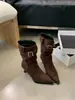 Botines puntiagudos con hebilla para mujer, estilo nuevo Otoño/Invierno 2025, tacón de aguja elegante, botas ajustadas de gamuza hasta la pantorrilla para mujer