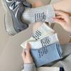 25 años primavera y verano nuevo tacón letra pintado a mano media caña calcetines para mujer combinan con todo calcetines sencillos de canalé calcetines deportivos de moda ins