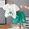 Roupa de Verão para Bebê Menino 2026 Novo Estilo Desenho Animado Manga Curta Tendência Roupas Infantis Conjunto de Duas Peças Fino Atacado