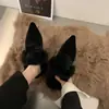 Chinelos de Algodão Peludo Macio com Salto Grosso e Bico Fino Sapatos Femininos Para Usar Fora Outono e Inverno Slip-on Temperamento de Celebridade da Internet Meio Chinelo Fechado