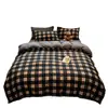 Juego de ropa de cama de cuatro piezas de gasa de doble capa estilo minimalista clase A para maternidad, amigable con la piel para dormir desnudo, sábana y funda de edredón, juego de tres piezas para dormitorio de estudiante