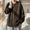 Novo Cardigã de Tricô Estilo Americano para Homem Outono e Inverno, Gola Redonda, Botões Vermelhos de Fileira Única, Suéter Jaqueta Versátil de Manga Longa Solto, Moderno