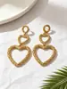 Suministro Exclusivo Transfronterizo 2026 Nuevos Pendientes Exagerados de Corazón Hueco Dorado Retorcido Retro para Mujer Joyería para Orejas de Diseño de Nicho