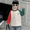Camiseta infantil masculina verde e laranja nas mangas, nova coleção de outono 2026, moderna e descolada, camiseta casual estilosa para meninos pequenos
