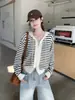 Fábrica de Suéteres Dalan Yuanyoung Outono 2026 Novo Cardigan de Tricô com Zíper e Capuz Listrado Slim Fit Roupas Femininas