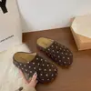 2026 Nuevas Zapatillas de Casa Gruesas de un Solo Paso, Deslizables, Versátiles, Peludas para Mujer, Punta Cerrada, Medias Zapatillas, Lunares Retro