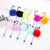 Mosquetón de pompón de peluche DIY, llavero de felpa elegante, accesorio para mochila y equipaje de estudiante, disponible para venta al por mayor