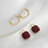 Otoño e Invierno nuevos aretes colgantes rojos de dos piezas estilo retro francés diseño nicho femenino cubo geométrico azúcar arete de hebilla