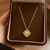 Collar Colgante de Trébol de Cuatro Hojas Dorado Microincrustado para Mujer, Nicho, Sensación de Alta Gama, Cadena para Suéter de Lujo Ligero, Accesorio Elegante, Exquisito, Versátil