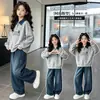 Conjunto de moletom estilo universitário para meninas para primavera e outono com camisa polo de gola jeans, um conjunto de duas peças estiloso e moderno para crianças mais velhas