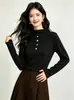 Nueva colección de otoño e invierno: Top térmico de manga larga para mujer con cuello alto medio, adornos de botones florales, mangas largas forradas de polar y diseño versátil para otoño e invierno