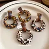 Pendientes Colgantes Redondos Geométricos de Resina con Estampado de Leopardo y Cuero de Aguja Plateada, Pendientes de Botón Estilo Melard, Pendientes de Diseño Nicho para Mujer