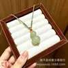 Pingentes de cabaça de jade Dongling naturais, multiestilo, apresentando jade Dongling de cor de água clara, pequenos pingentes de cabaça simbolizando boa sorte e prosperidade, e pingentes de jade Dongling de cor clara.