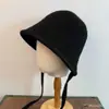 Chapéu de Pescador de Tricô com Tira Fina Estilo Coreano para Mulheres no Outono e Inverno Chapéu de Lã Quente com Proteção para Orelhas e Fenda Traseira Chapéu Balde