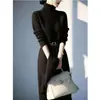 Vestido suéter de punto de alta gama coreano minimalista elegante para mujer, de cuello alto, estilo OL, hasta la rodilla, para otoño e invierno, con cinturón