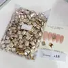 Paquete Completo de Accesorios para Uñas con Base Puntiaguda al por Mayor, Brillantes Rhinestones Cuadrados Grandes y Pequeños Color Champagne con Forma de Huevo de Paloma para Decoración de Uñas