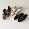 Zapatos de Ballet Deportivos de Nicho Estilo Coreano para Mujer, Nuevo Modelo 2026, Zapatos Mary Jane Bajos de Punta Cuadrada con una Elegante Correa de Velcro