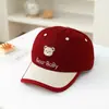 Boné de Baseball Infantil com Bordado de Urso e Color Blocking Primavera e Outono Topo Arredondado Chapéu de Sol para Bebês Meninos e Meninas Venda por Atacado do Fabricante
