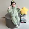 Conjunto de roupão de pelúcia listrado estilo coreano para meninas, nova coleção outono/inverno 2026, conjunto de duas peças moderno para meninas pequenas