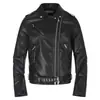 Chaqueta de cuero estilo biker negra clásica con cremallera diagonal, cuello de solapa, múltiples bolsillos metálicos y cinturón para ceñir la cintura, elegante chaqueta de cuero PU para hombre