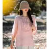 Camisa Feminina Nova de Verão Retrô Bordada Floral de Algodão e Linho Solta Emagrecedora Artística Versátil Fina Decote V Pequeno Pulôver Feminino