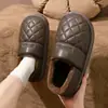 Pantuflas de algodón impermeables para hombre, nuevo estilo de invierno 2026, cálidas y cómodas para uso en interiores, con suela gruesa, diseño antideslizante y parte superior similar al cuero, también aptas para que las usen mujeres en exteriores