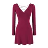 Roupas femininas no atacado estilo europeu e americano, apresentando um design puro e sedutor, decote em V profundo, busto acolchoado, um design sexy com costas abertas e uma silhueta ajustada