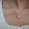 Collar Minimalista con Colgante de Perla Única para Mujer, Diseño de Lujo Ligero, Cadena de Clavícula de Alta Gama, Accesorio de Cuello Versátil y a la Moda