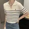 Moda Estilo Old Money Versátil Top de Punto Bordado a Rayas con Cuello en V de Manga Corta para Mujer, Nuevo Conjunto Corto de Verano, Rejuvenecedor