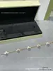 Pulseira Fina de Flor em V com Trevo de Quatro Folhas Banhada a Ouro com Cinco Flores, Espessamente Banhada a Ouro 18K, Trevo de Quatro Folhas Natural de Madrepérola Branca Pulseira da Sorte
