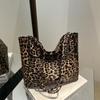 Bolsa tote casual da moda estilo coreano feminina 2024 outono nova estampa de leopardo distinta grande capacidade elegante bolsa de um ombro axila